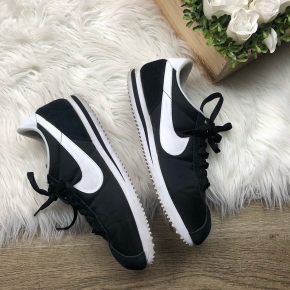 Nike Shoes - Nike Black & White Sneakers